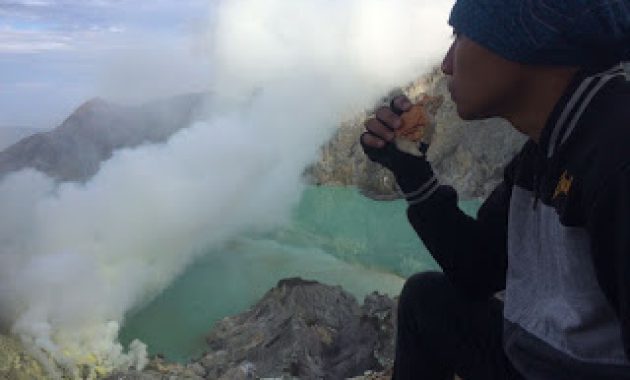 Pesona Kawah Ijen Dengan Fenomena Blue Fire