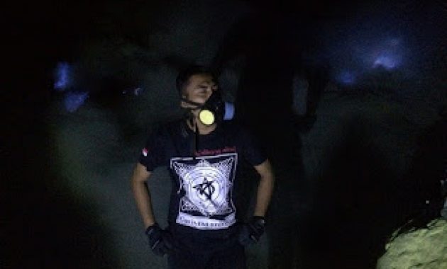 Pesona Kawah Ijen Dengan Fenomena Blue Fire