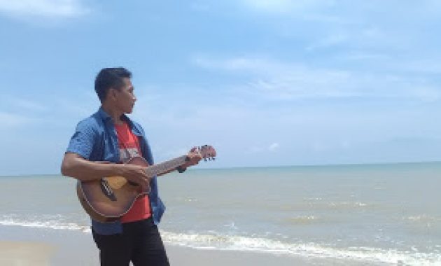 Menikmati Rindangnya Pohon Cemara di Pantai Lombang Sumenep