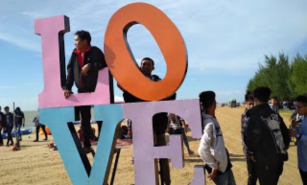 Wisata Pantai Karang Jahe Rembang Jawa Tengah