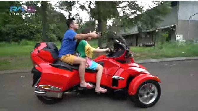 Adik Melaney Ricardo Menawarkan motornya