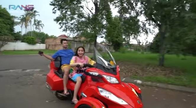 Nagita Awal Kali Naik Motor